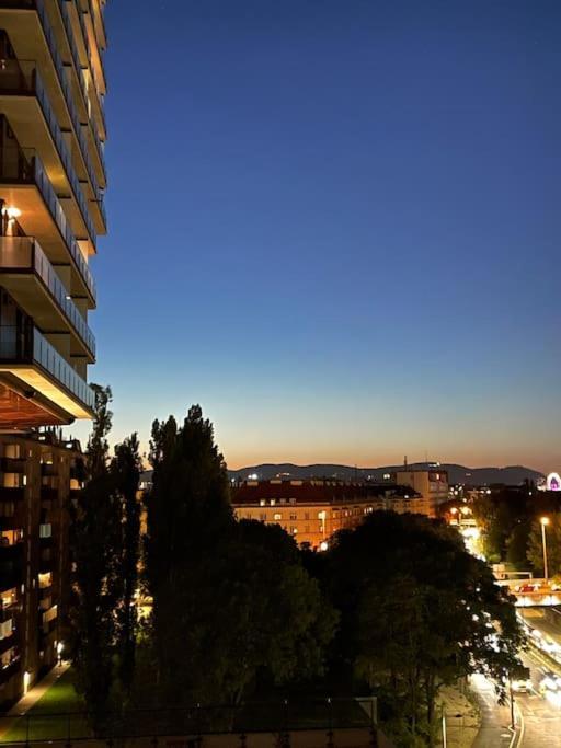 The High-Rise Condo With Pool Viena Exterior foto
